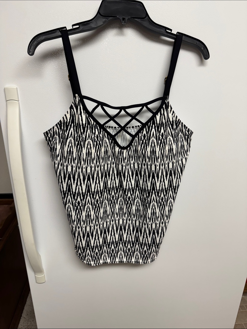 Island Waves Black & White Crisscross-Front Swim Cami